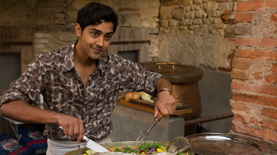 Hassan Kadam (Dayal) arbeitet zwar im Restaurant seines Vaters, Maison Mumbai, entwicklet jedoch eine Leidenschaft fuer die franzoesische Kueche.