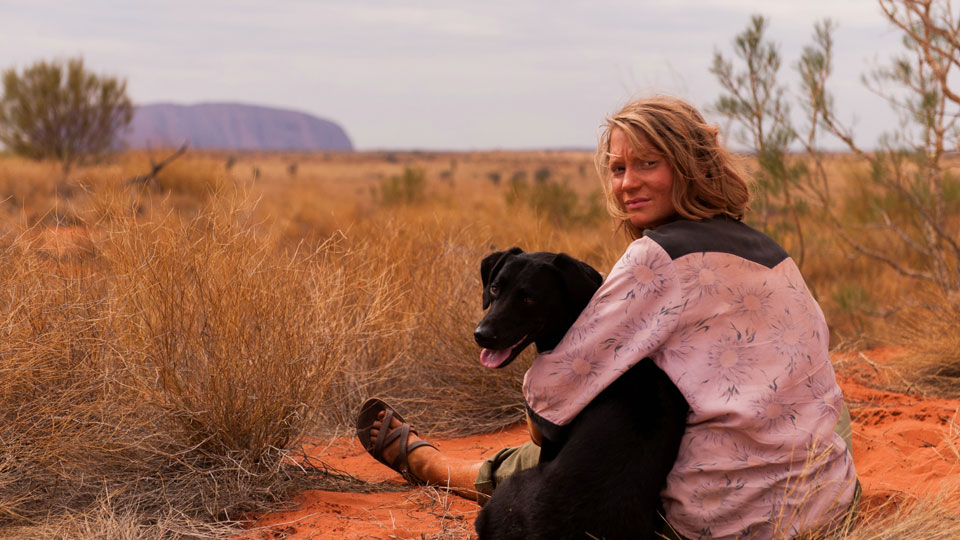 Robyn (Wasikowska) will 3.200 Kilometer quer durch die australische Wueste bis hin zum Indischen Ozean reisen. Finanziert wird ihre Wanderung von einer Zeitschrift.