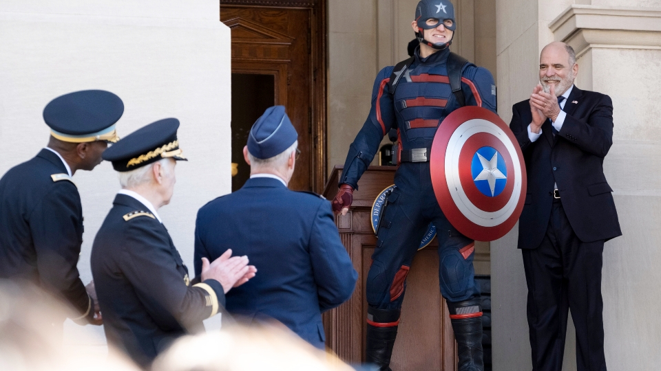 Die Regierung stellt einen neuen Captain America  (Wyatt Russell) ein