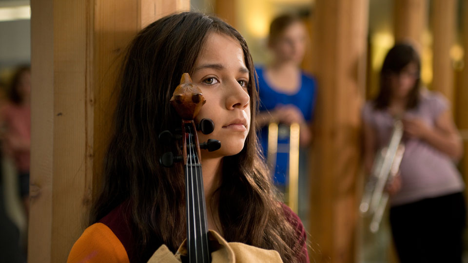 Die hochmusikalische Shana leidet so sehr unter ihrem Verlust, dass sie selbst ihre Leidenschaft am Geigenspiel verliert.