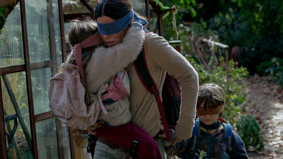 In BIRD BOX kämpft Malorie (Sandra Bullock) mit ihren Kindern ums Überleben;