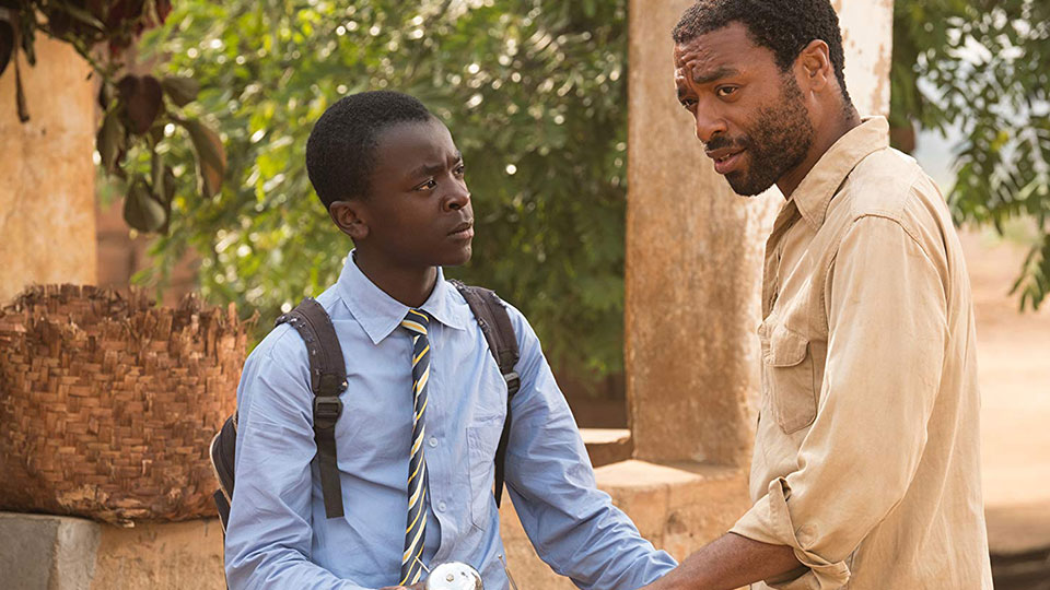 Trywell Kamkwamba (Chiwetel Ejiofor) und William Kamkwamba (Maxwell Simba)