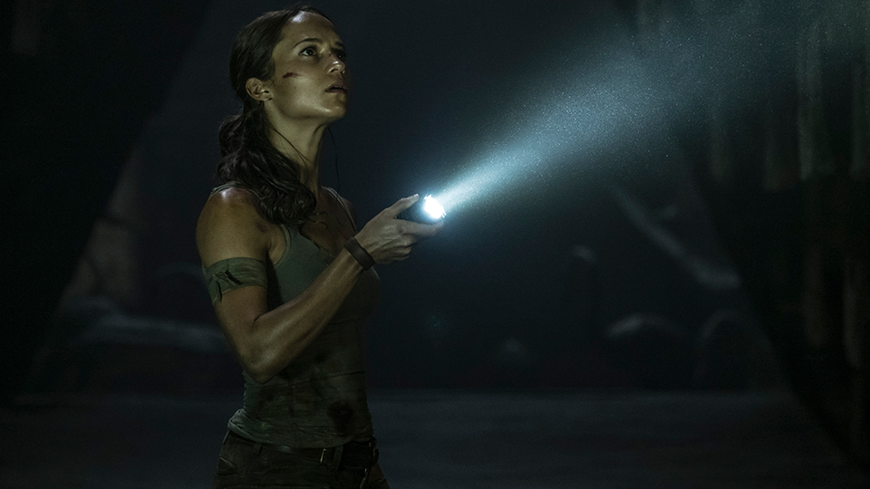 TOMB RAIDER und Lara Croft basieren auf der Geschichte des rebooteten Games aus 2013 und erzählt, laut Hauptdarstellerin Alicia Vikander, die Anfangsgeschichte dieser bekannten Figur.