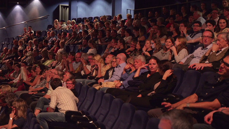 Gespannt verfolgt das Publikum die Eröffnungsshow