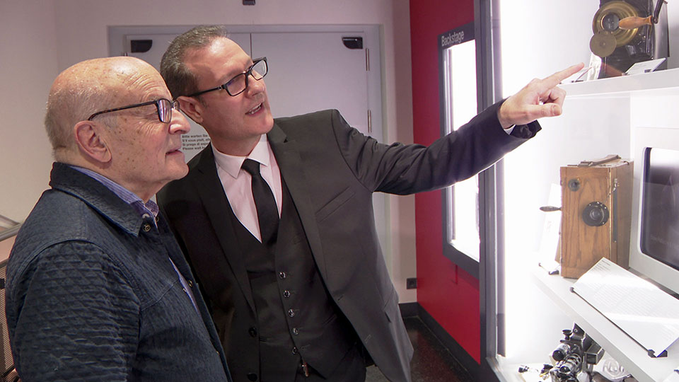 März 2022: Volker Schlöndorff (Regisseur und Palme d’Or-Gewinner DIE BLECHTROMMEL) lässt sich die antiken Kameras zeigen