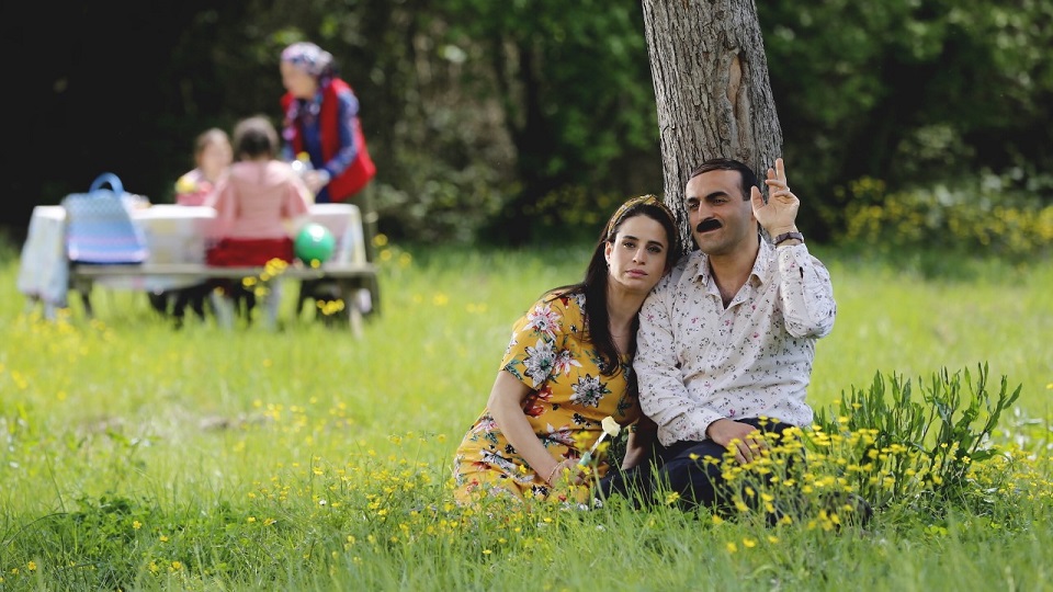 Ferdane (Büsra Pekin) und ihr Ehemann Mustafa (Alper Kul)