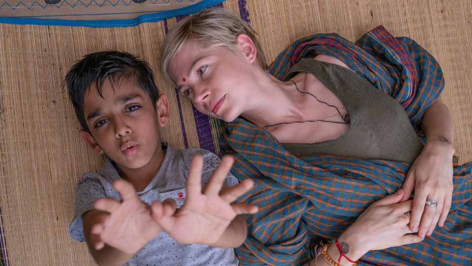 Isabel (Michelle Williams) führt ein verarmtes Waisenhaus in Kalkutta