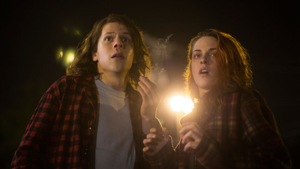 Kiffer Mike Howell (Jesse Eisenberg) und seine Freundin Phoebe (Kristen Stewart). 