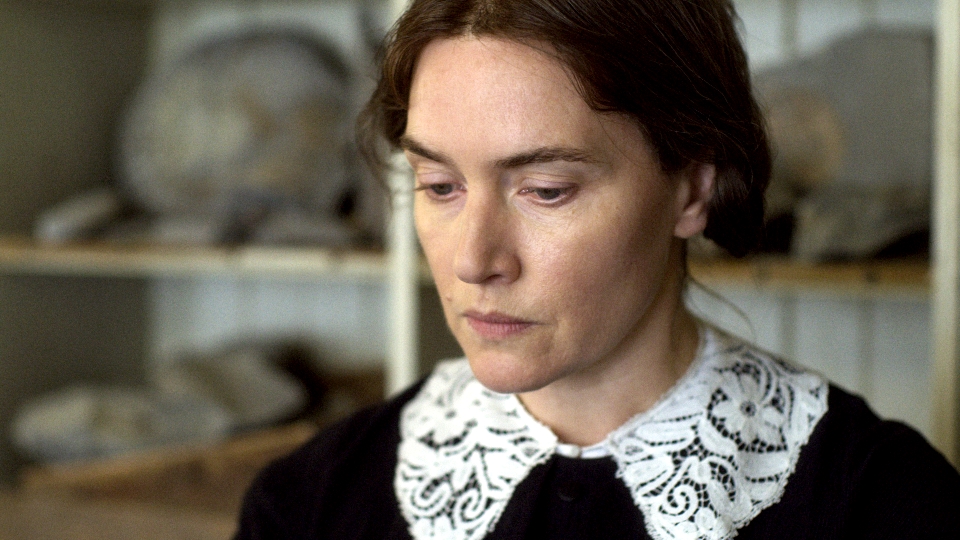 Mary Anning (Kate Winslet) verkauft Fossilien an Touristen, um über die Runden zu kommen.