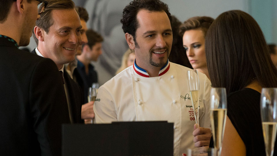 Sein Konkurrent Reece (Matthew Rhys) hat bereits 3 Michelin-Sterne. 