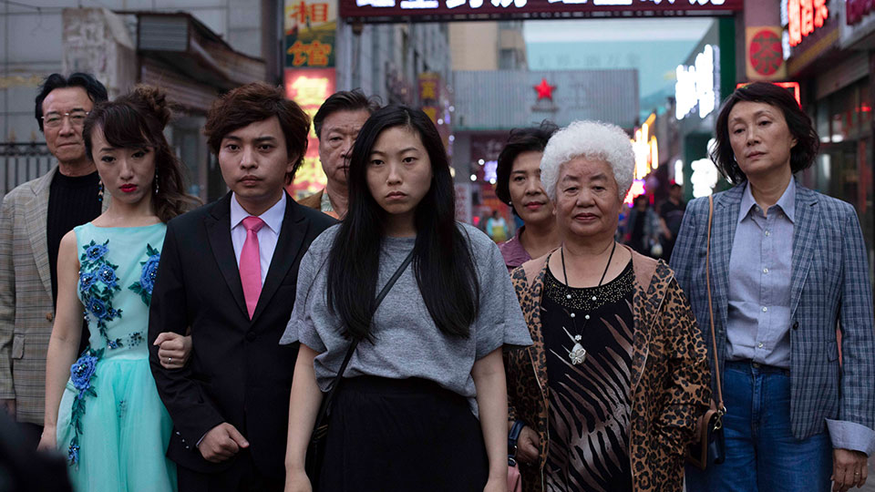 Billi (Awkwafina) und ihre Familie