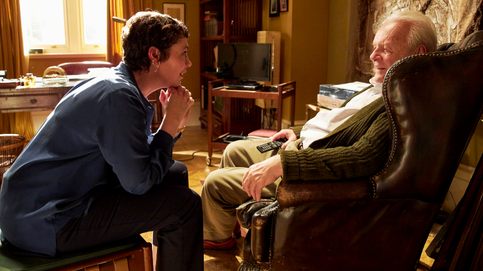 Anne (Olivia Colman) kann sich nicht länger um ihren demenzkranken Vater (Anthony Hopkins) kümmern