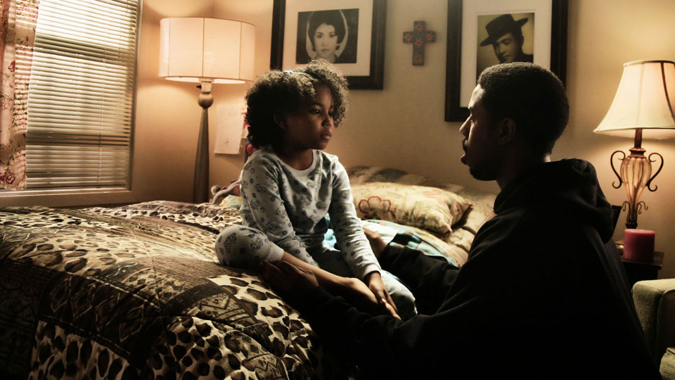 Oscar (Michael B Jordan) erklaert seiner Tochter (Ariana Neal) seine Plaene fuer Silvester