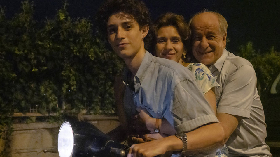 Fabietto (Filippo Scotti), Saverio (Toni Servillo) und Maria (Teresa Saponangelo)