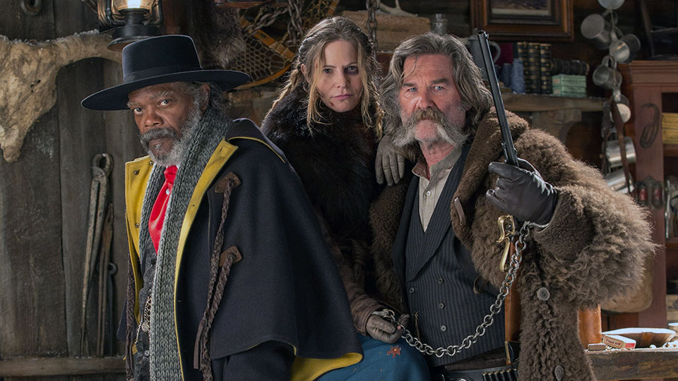 In The Hateful Eight treffen sich 8 Menschen in einer Holzhuette. Unter anderem Major Marquis Warren (Jackson), John Ruth (Russell) und Daisy Domergue (Leigh)