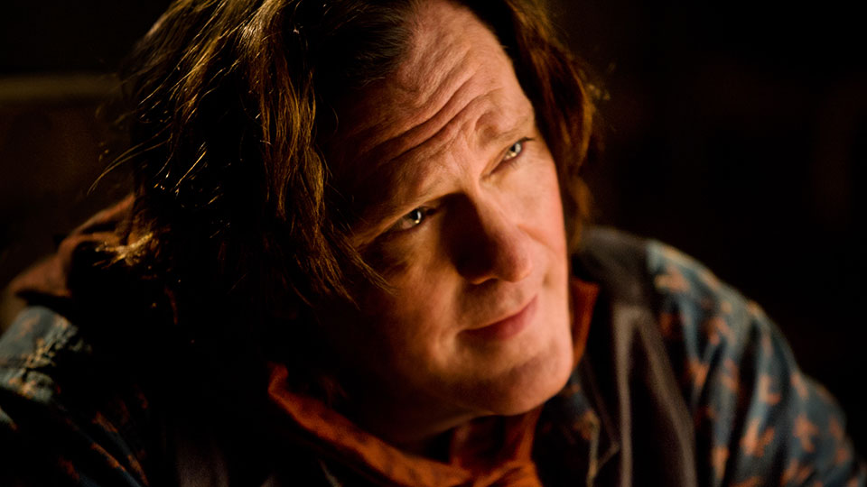 Dem Cast zur Seite steht Michael Madsen, der den verschwiegenen Cowboy Joe Gage spielt.