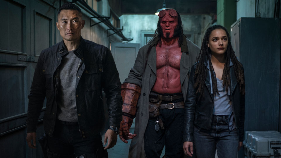 Gemeinsam mit seinen Mitstreiter Ben (Daniel Dae Kim) und Alice (Sasha Lane) stürzt er sich in die blutrote Schlacht.
