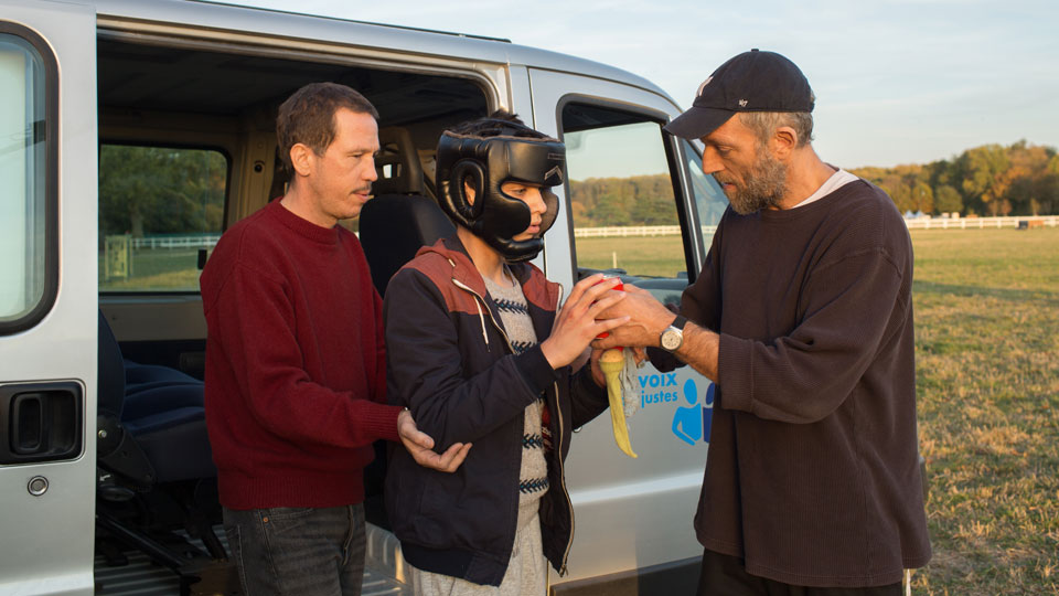 Bruno (Vincent Cassel) und Malik (Reda Kateb) nehmen Jugendliche mit Autismus-Spektrum-Störungen auf