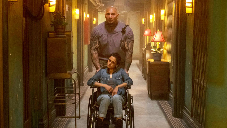 Die Krankenschwester verarztet gemeinsam mit ihrem Assistenten Everest (Dave Bautista) im geheimen Spital gefährliche Verbrecher.