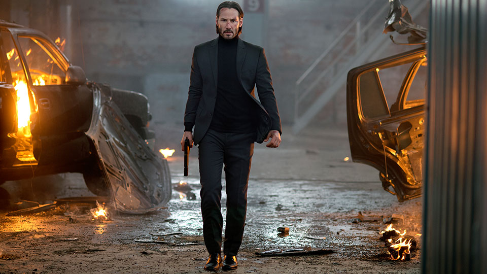 Im Actionfilm JOHN WICK uebt John (Keanu Reeves) Rache, nachdem die russische Mafia ihn ueberfallen, sein Auto gestohlen und zum Spass seinen Welpen getoetet hat. 