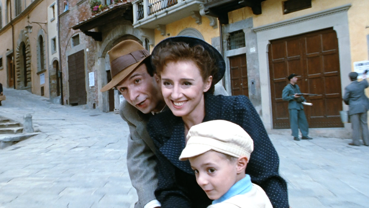 Guido (Roberto Benigni), Dora (Nicoletta Braschi) und Giosué (Giorgio Cantarini).