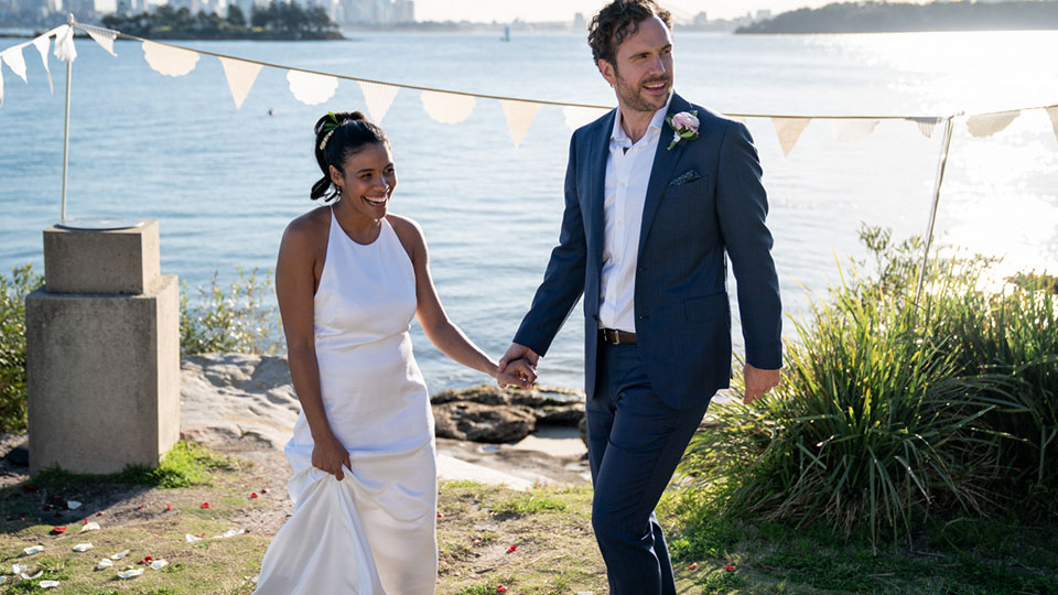 Leanne (Zahra Newmann) und Teddy (Rafe Spall)