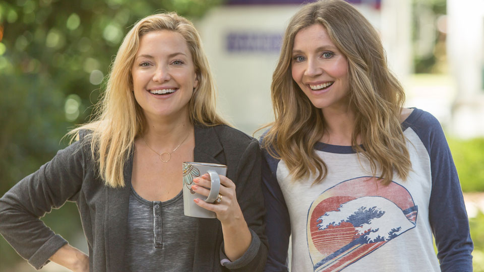 Jesse (Kate Hudson) und ihre Schwester Gabi (Sarah Chalke) verschweigen ihren Eltern einige wichtige Details zu ihren Leben.