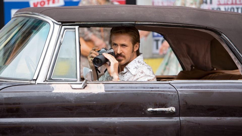 In THE NICE GUYS arbeitet Holland March (Ryan Gosling) als Privatdetektiv.