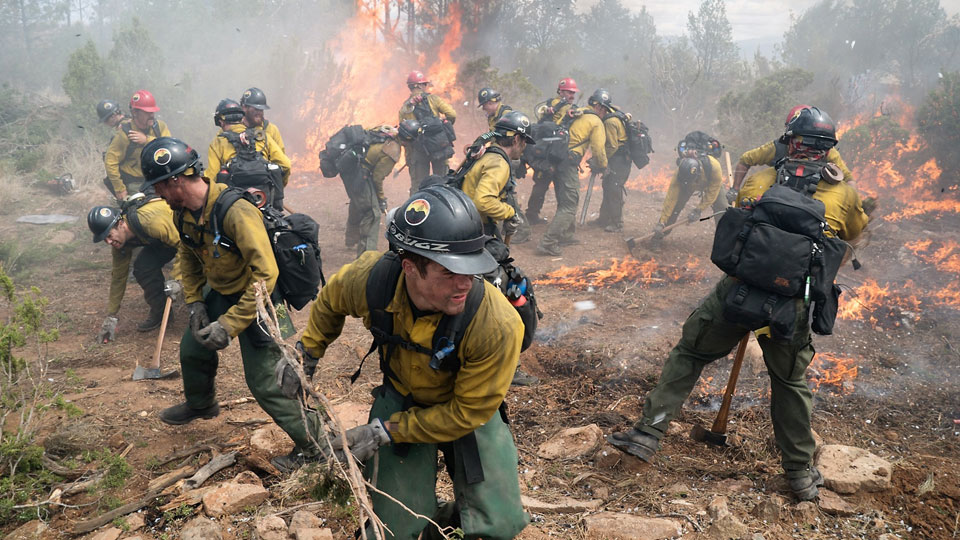 NO WAY OUT - GEGEN DIE FLAMMEN zeigt ein Team an Männern, die ihr Leben opfern um das anderer zu retten.