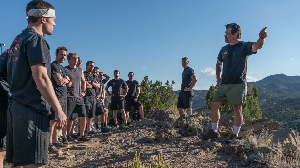Superintendent Eric Marsh (Josh Brolin) trainiert mit seiner Truppe von Feuerwehrmänner jeden Tag hart..