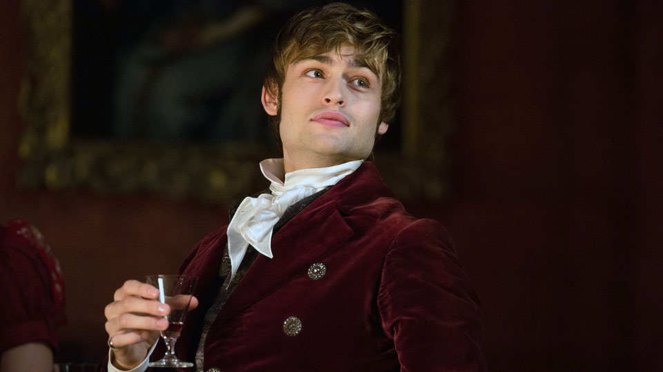 Als im Nachbarsschloss der junge Mr. Bingley (Douglas Booth) einzieht, sieht Mrs. Bennet ihre Chance gekommen, um eine ihrer Toechter unter die Haube zu bringen.