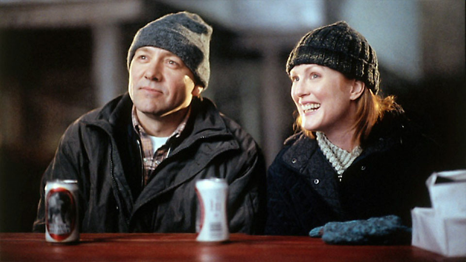 Quoyle (Kevin Spacey), Wavey (Julianne Moore)