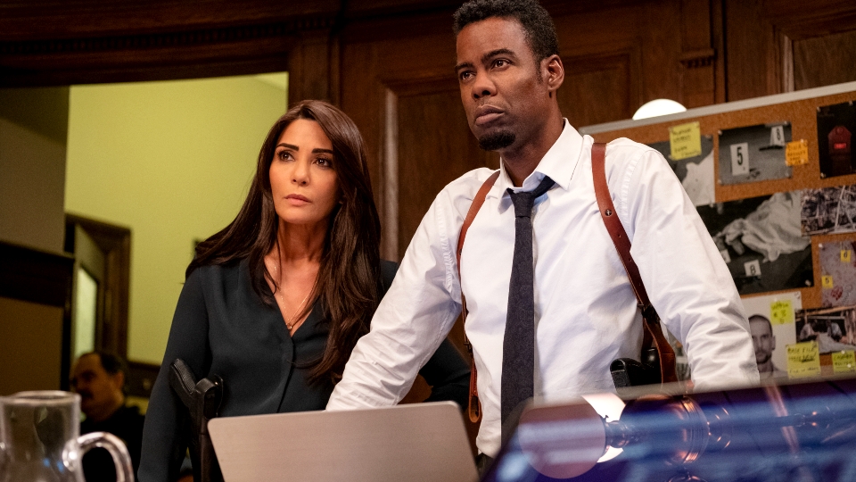 Darum heuert Captain Angie Garza (Marisol Nichols) Detective Zeke Banks (Chris Rock) an