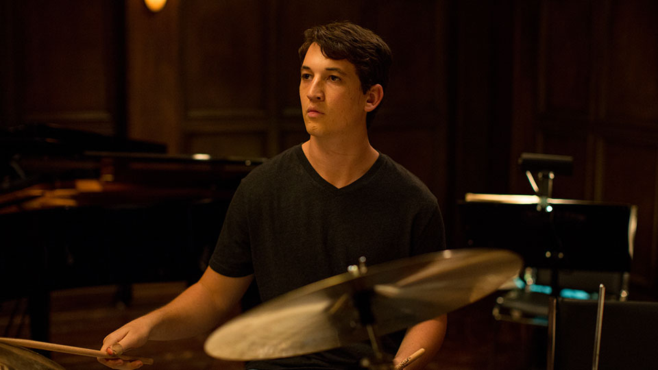 Andrew (Miles Teller) ist ein talentierter Jazz Schlagzeuger an einer renommierten Musikschule. 