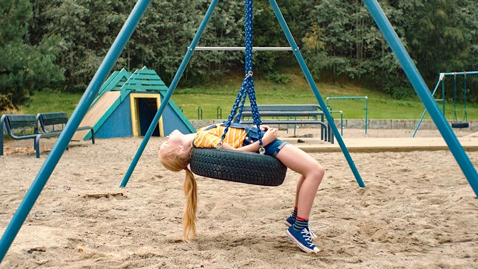 Ida (Rakel Lenora Fløttum) ist neu auf dem Spielplatz