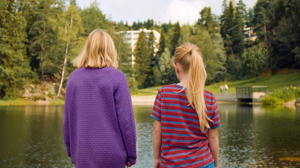 Sie ist gerade mit ihrer Schwester Anna (Alva Brynsmo Ramstad) in eine norwegische Hochhaussiedling gezogen