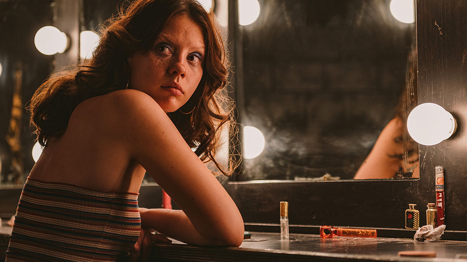 Maxine (Mia Goth)