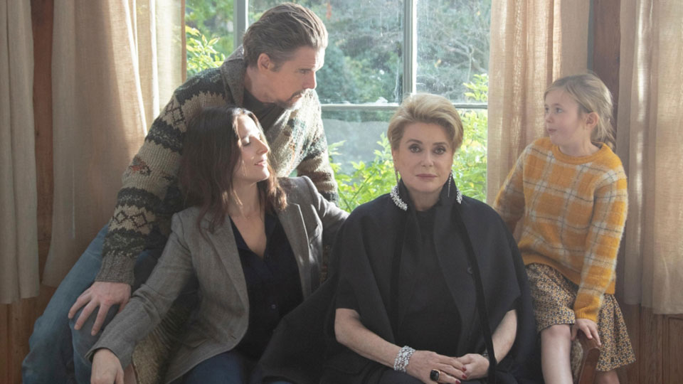 Hank (Ethan Hawke), Lumir (Juliette Binoche), Fabienne Dangeville (Catherine Deneuve) und Charlotte (Clémentine Grenier)