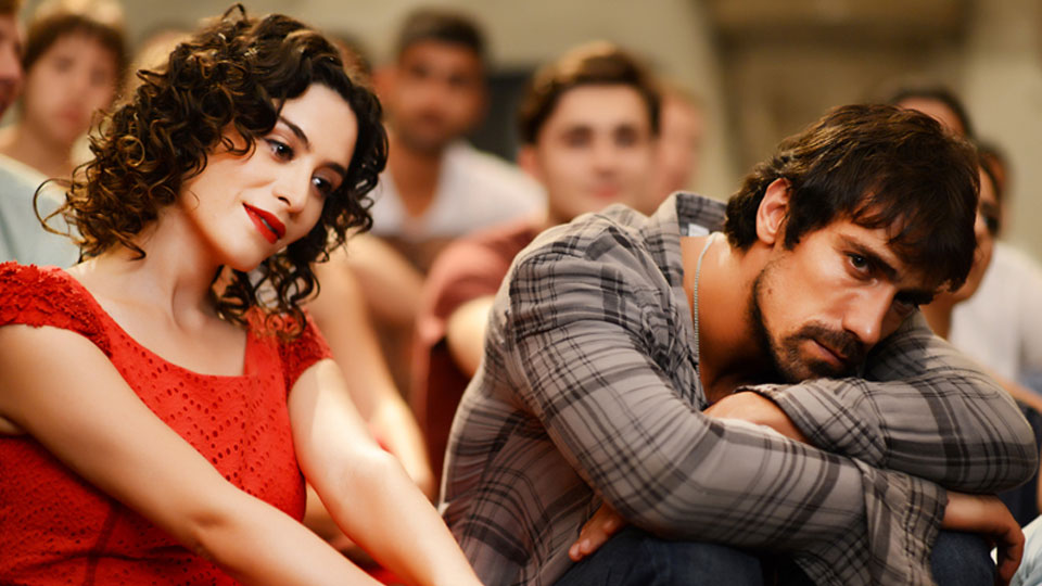 Hazal (Belcim Bilgin), Ali (Ibrahim Celikkol)