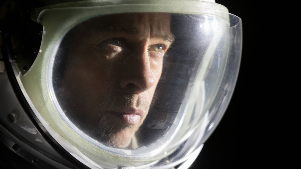 NASA Mitarbeiter Roy McBride (Brad Pitt) ist die letzte Hoffnung der Menschheit.