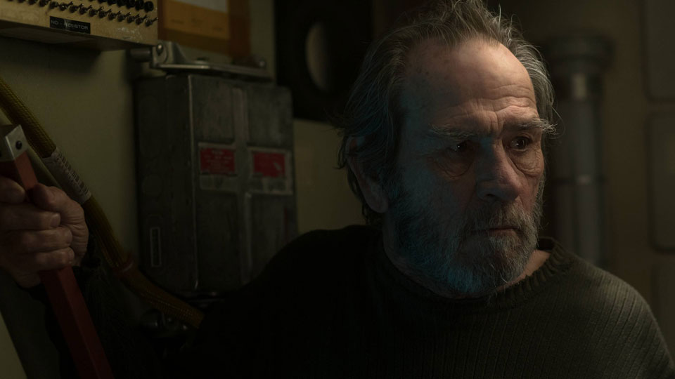 Gefährliche elektromagnetische Stürme scheinen mit den Forschungen seines mysteriös verschwundenen Vaters Clifford McBride (Tommy Lee Jones) zusammenzuhängen.