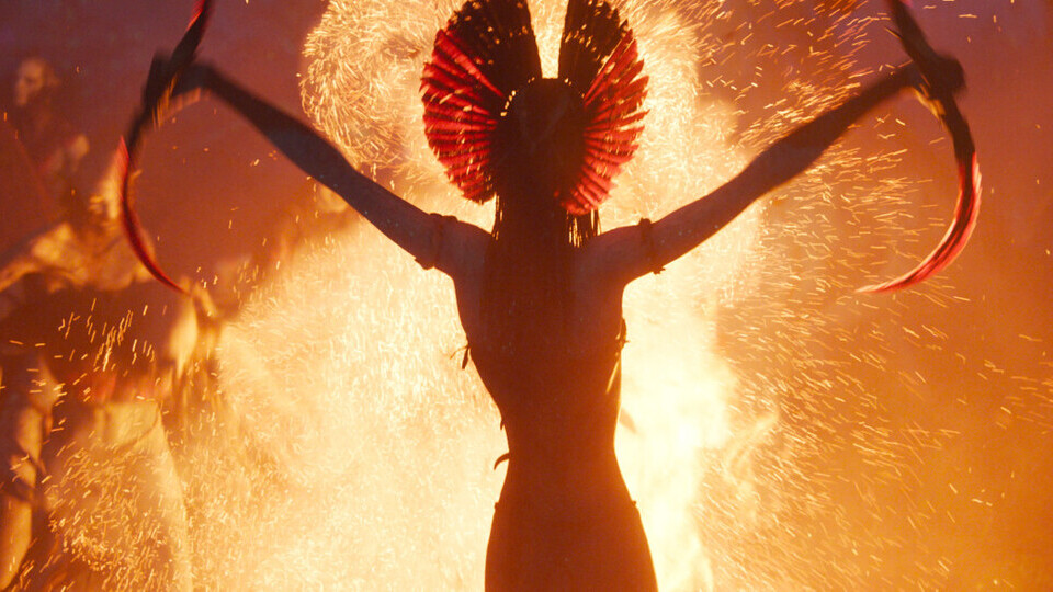 Doch dann stellt sich ihr plötzlich Varang (Oona Chaplin) vom Feuervolk quer.