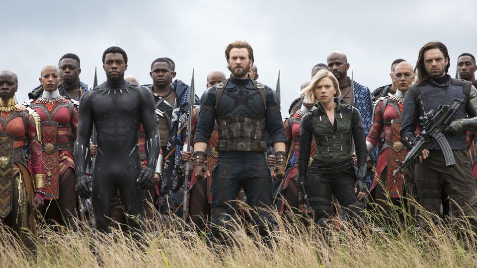 ...Black Panther (Chadwick Boseman) mit seinen Kriegern, Captain America (Chris Evans), Black Widow-(Scarlett-Johansson) und Winter Soldier (Sebastian Stan),...