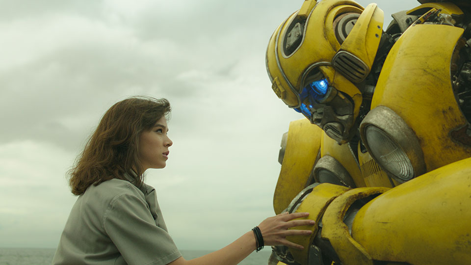 Charlie (Hailee Steinfeld) und Bumblebee