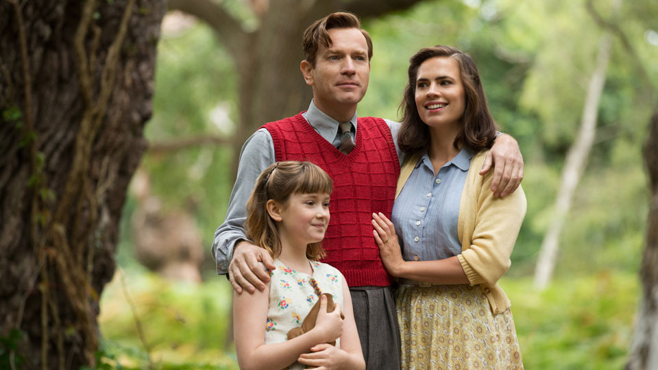 Christopher Robin (Ewan McGregor) ist längst kein kleiner Junge mehr und lebt mit seiner Frau Evelyn (Hayley Atwell) und seiner Tochter Madaline (Bronte Carmichael) in London.