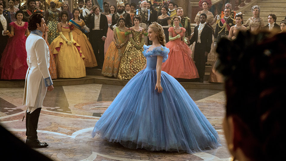 In der Maerchenverfilmung CINDERELLA trifft die junge Ella (Lily James) unverhofft auf den Prinzen (Richard Madden), welcher ihr Leben fuer immer veraendert.