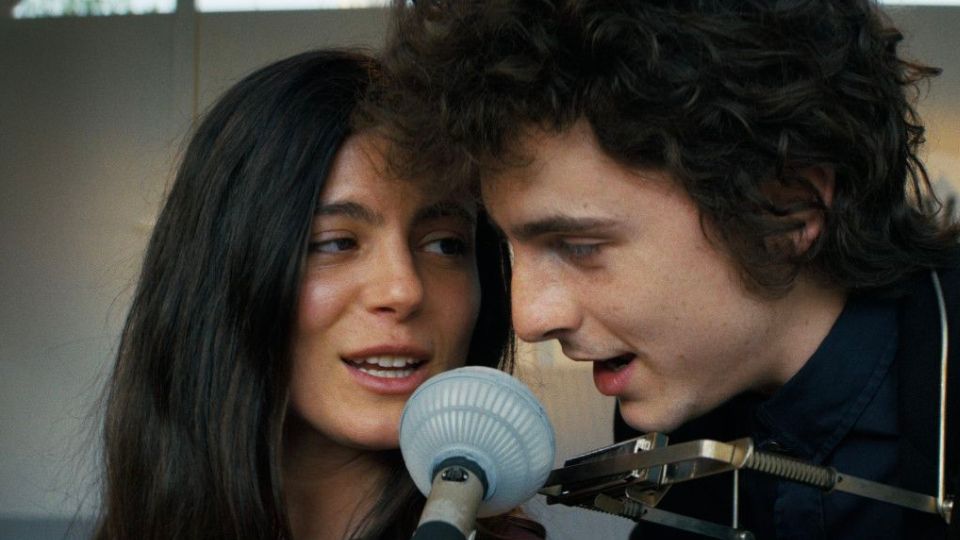 Joan Baez (Monica Barbaro) war mit Dylan liiert
