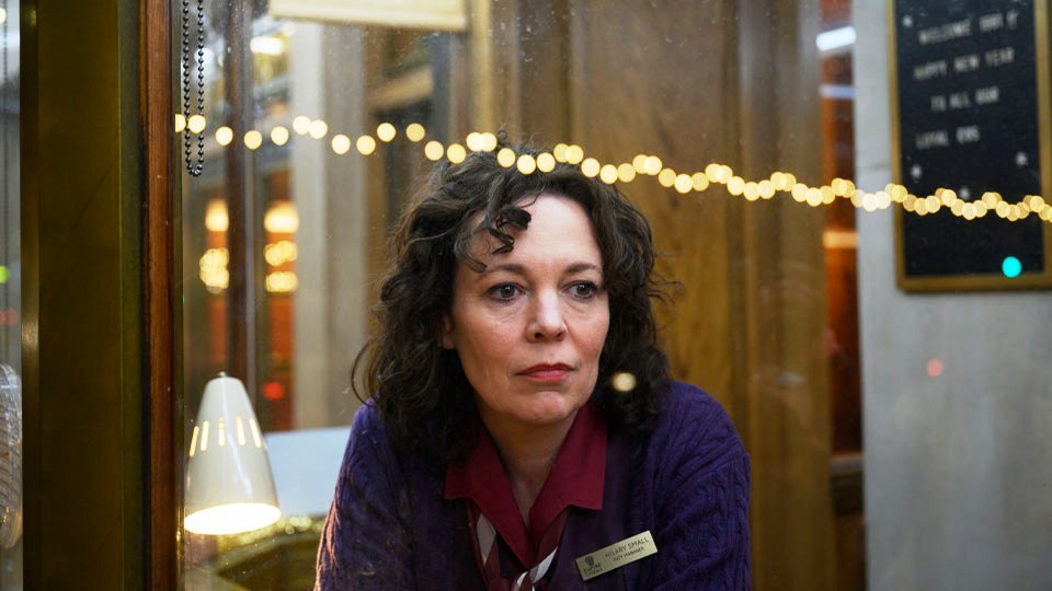 Hilary (Olivia Colman) kehrt nach einer längeren Auszeit zurück ins Filmpalast Empire,