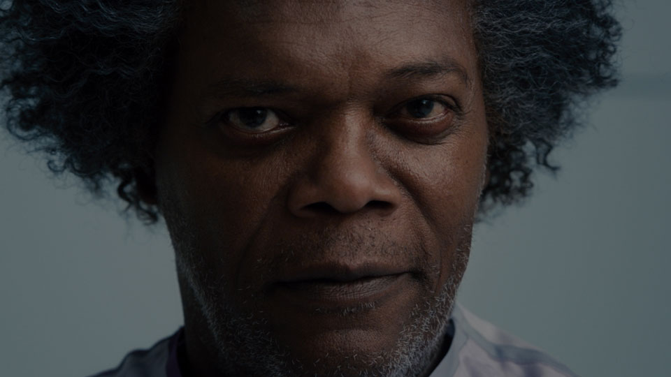 ...der an einer Glasknochen-Krankheit leidende Elijah Price (Samuel L. Jackson) aus UNBREAKABLE...