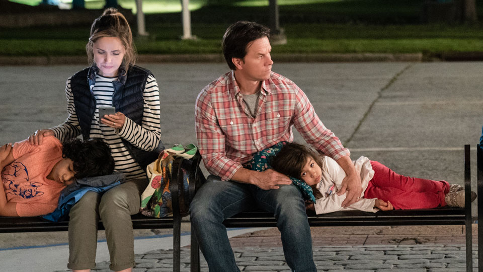 Peter (Mark Wahlberg) und Ellie (Rose Byrne) mit ihren Adoptiv-Kindern